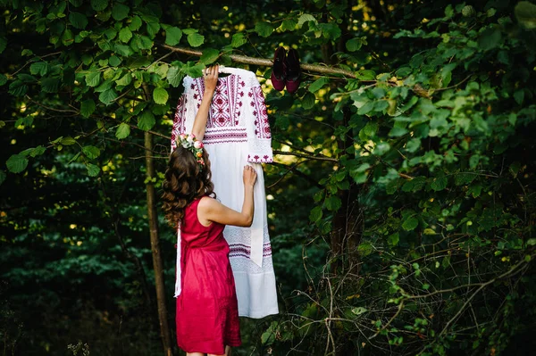 Νύφη Παίρνει Ένα Φόρεμα Παπούτσια Κρέμονται Κλαδί Δέντρου Στον Κήπο — Φωτογραφία Αρχείου
