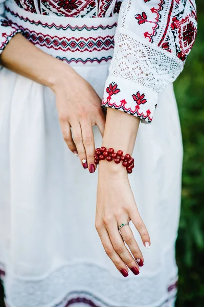 Погляд Жіночої Руки Червоним Лаком Цвяхи Красиве Вбрання Браслет Дорогоцінних — стокове фото