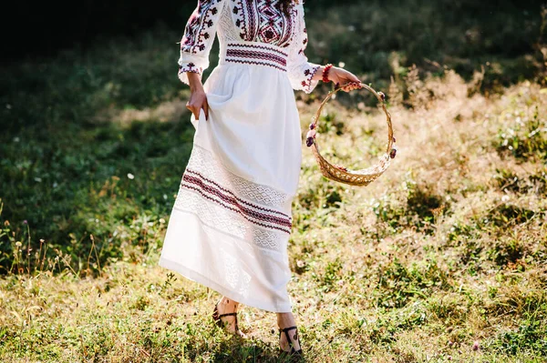 Fille Vue Bas Avec Des Fleurs Dans Panier Marcher Dans — Photo