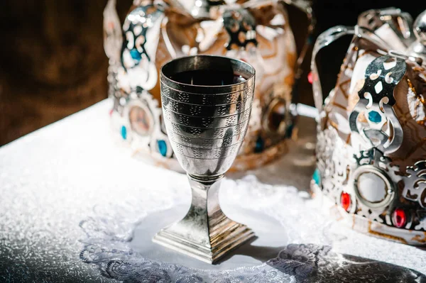 Argento Coppa Oro Vino Sul Tavolo Chiesa Comunione Chiudete Liturgia — Foto Stock