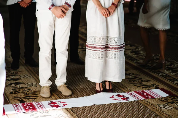 Les Jambes Des Mariés Deviennent Sur Une Serviette Brodée Traditionnellement — Photo