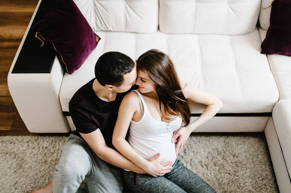 Imagem Marido Sentado Segurando Barriga Das Mãos Esposa Grávida Mulher — Fotografia de Stock