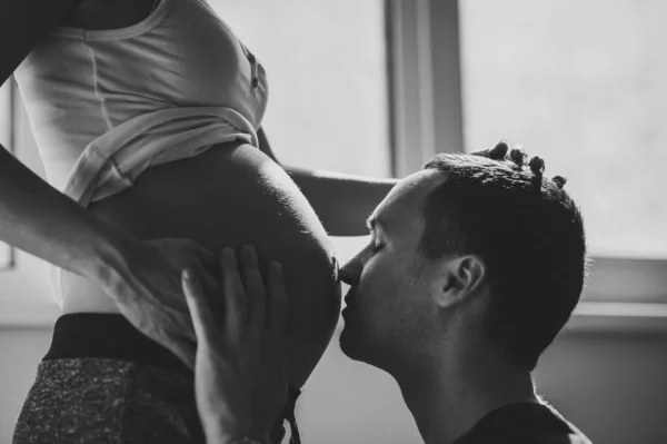 Hombre Marido Besa Estómago Esposa Embarazada Cerca Ventana Casa Feliz —  Fotos de Stock