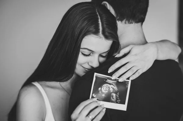 Casal Grávida Segurando Ultra Som Seu Bebê Homem Marido Abraçar — Fotografia de Stock