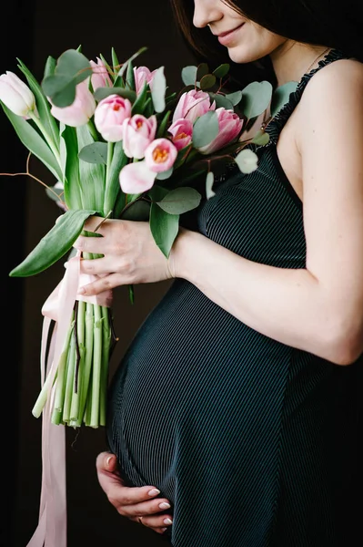 Mulher Grávida Segurar Buquê Flores Nas Mãos Menina Abraça Uma — Fotografia de Stock