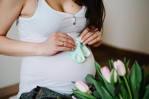 Mulher Grávida Segurando Meias Para Bebê Barriga Imagem Cortada Grávida — Fotografia de Stock