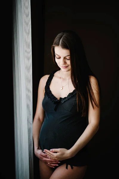 Těhotná Žena Drží Ruce Kolem Břicha Dívka Objímá Kulaté Břicho — Stock fotografie