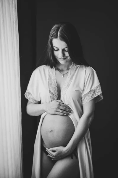 Väntar Barn Gravid Sexig Kvinna Står Nära Fönstret Hemma Och — Stockfoto