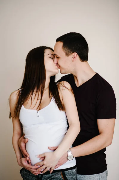 Imagem Marido Segurando Barriga Das Mãos Esposa Grávida Mulher Menina — Fotografia de Stock