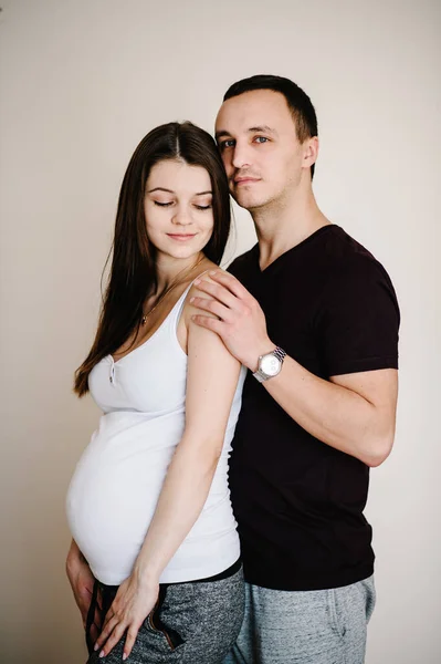 Imagem Marido Segurando Barriga Das Mãos Esposa Grávida Mulher Menina — Fotografia de Stock