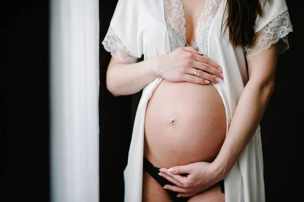 Väntar Barn Gravid Kvinna Stående Och Händerna Omfamnar Rund Mage — Stockfoto