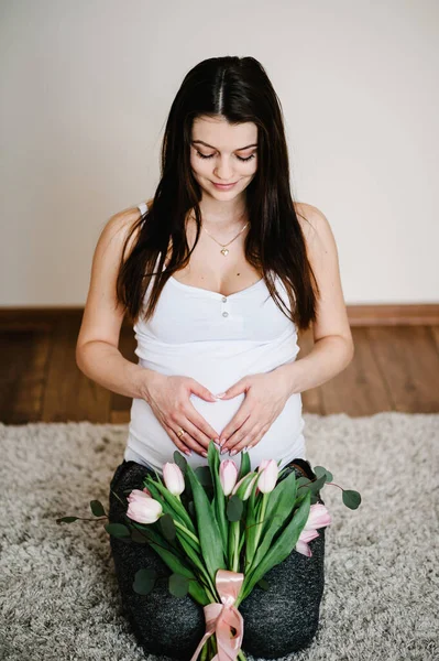 Mulher Grávida Segurando Barriga Com Buquê Flores Abraçando Barriga Fazendo — Fotografia de Stock