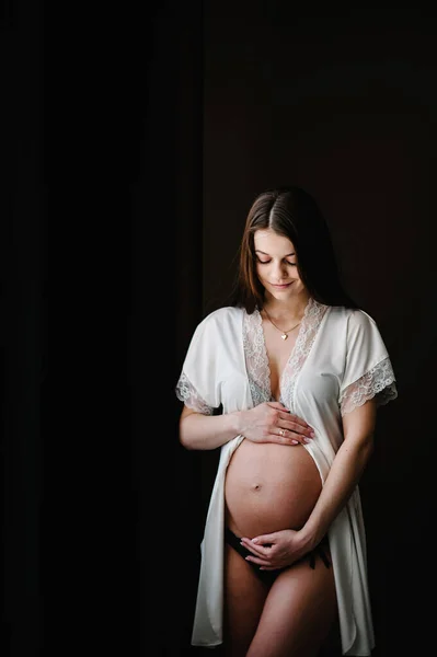 Čekám Dítě Těhotná Sexy Žena Stojící Okna Doma Ruce Objímají — Stock fotografie