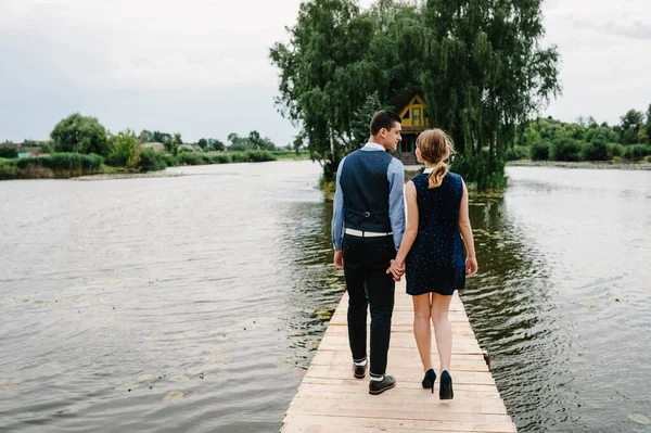 Ett Ungt Par Som Står Naturen Landskapet Närbild — Stockfoto