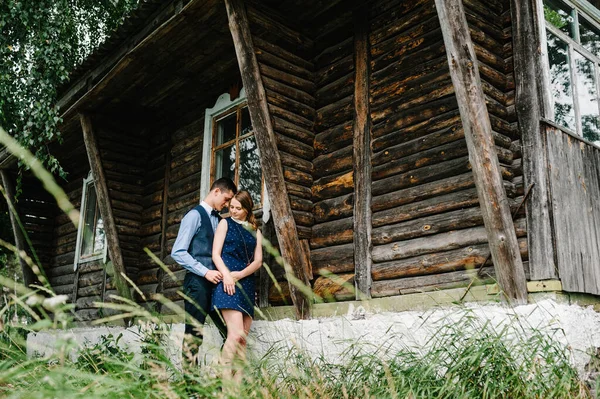 Muž Opětuje Něžné Ženě Objetí Délku Dívám Dolů Pozadí Přírody — Stock fotografie