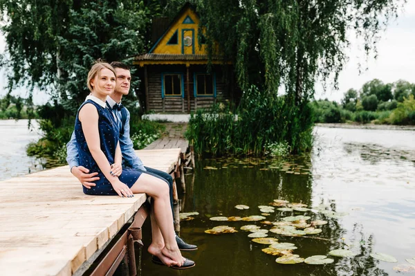 Jovem Casal Descalço Sentado Uma Ponte Madeira Acima Lago Fundo — Fotografia de Stock
