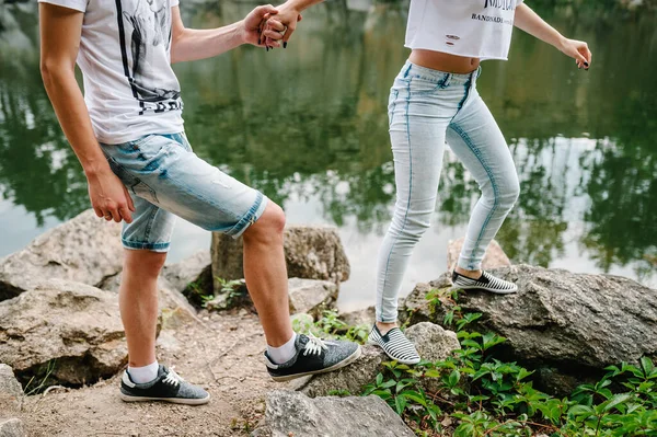 Beine Junges Paar Läuft Auf Stein Der Nähe Des Sees — Stockfoto