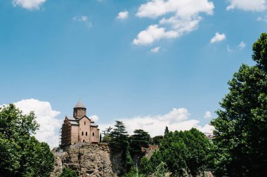 Eski Gürcistan Cumhuriyeti 'nin Tiflis kentindeki Aziz Nikolas kilisesi veya Metekhi st Virgin Kilisesi' nin bulunduğu antik Narikala Kalesi..