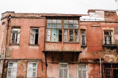Gürcistan 'ın Tiflis kentindeki harap olmuş evler, terk edilmiş, yıkılmış binalar. Kafkaslar. Kırık mimari.