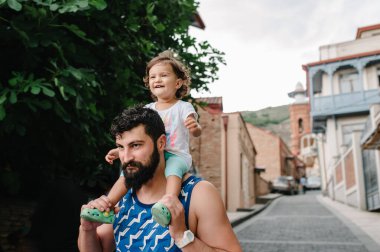 Turist, baba ve kızı Georgia 'nın başkenti orta Tiflis' in eski sokaklarında yürüyorlar. Tiflis 'in Eski Kasabası' nda bir bahar günü mimarlık..