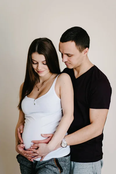 Imagem Marido Segurando Barriga Das Mãos Esposa Grávida Mulher Menina — Fotografia de Stock