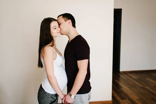 Hamile Bir Eşin Elleri Gibi Ayakta Duran Karnını Tutan Bir — Stok fotoğraf