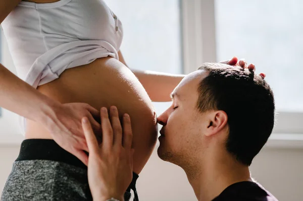 Hombre Marido Besa Estómago Esposa Embarazada Cerca Ventana Casa Feliz — Foto de Stock