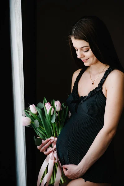 Terhes Virágcsokrot Tart Kezében Lány Körbeölel Egy Kerek Hasat Ablak — Stock Fotó