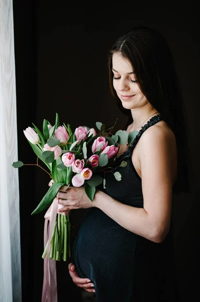 Těhotná Žena Drží Kytici Květin Rukou Dívka Objímá Kulaté Břicho — Stock fotografie