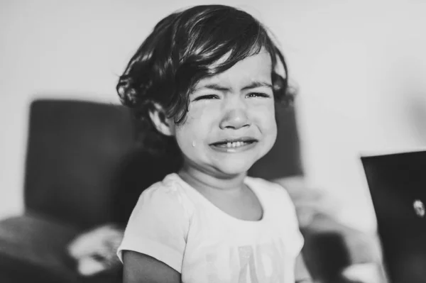 Portré Egy Síró Kislányról Oldalnézet Egy Kis Aranyos Kisbaba Lány — Stock Fotó