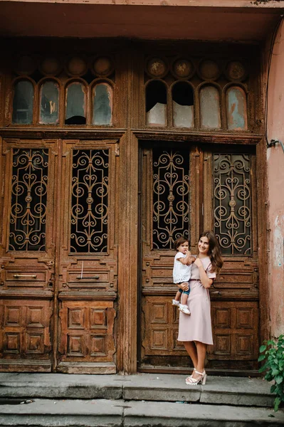 Jeune Famille Heureuse Mère Fille Lors Une Promenade Dans Les — Photo