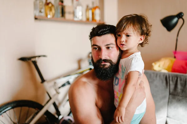 Jeune Père Passe Joyeusement Temps Avec Petite Fille Câline Dans — Photo