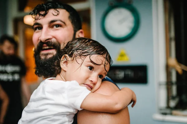 Papa Tient Fille Fille Mouillée Sur Ses Mains Pendant Promenade — Photo