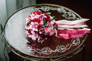 Masada büyük bir buket çiçek var. Düğün buketi..