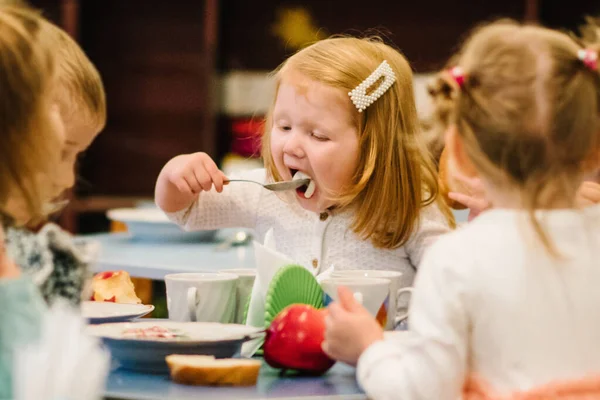 Három Évig Ült Asztalnál Önállóan Evett Gyerekek Óvodában Esznek Ebéd — Stock Fotó