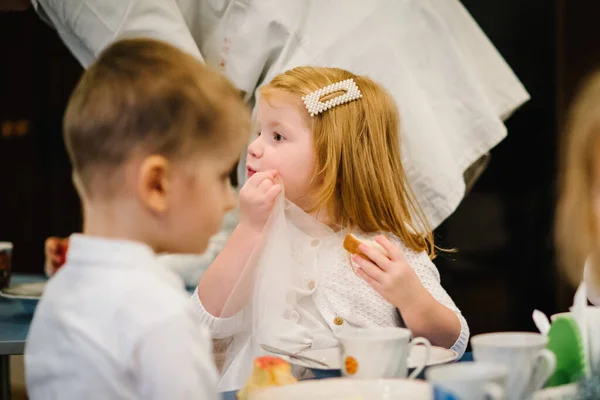 Három Évig Ült Asztalnál Önállóan Evett Gyerekek Óvodában Esznek Ebéd — Stock Fotó