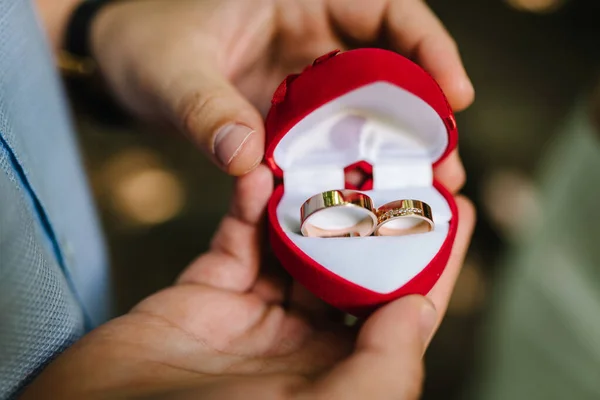 Hombre Con Anillo Compromiso Haciendo Propuesta Amada Novia Aire Libre — Foto de Stock