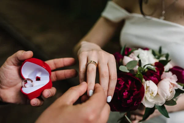 Yakışıklı Damat Gelin Ile Evlenmek Için Bir Teklif Yapıyor Demiryolunda — Stok fotoğraf
