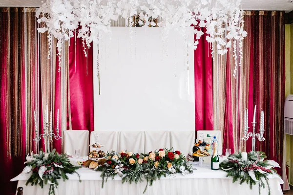 Winter Wedding Decor Wintergroene Slinger Een Tafel Met Witte Borden — Stockfoto