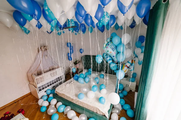 Ruime Lichte Babyslaapkamer Met Witte Blauwe Ballonnen Mooie Decoraties Voor — Stockfoto