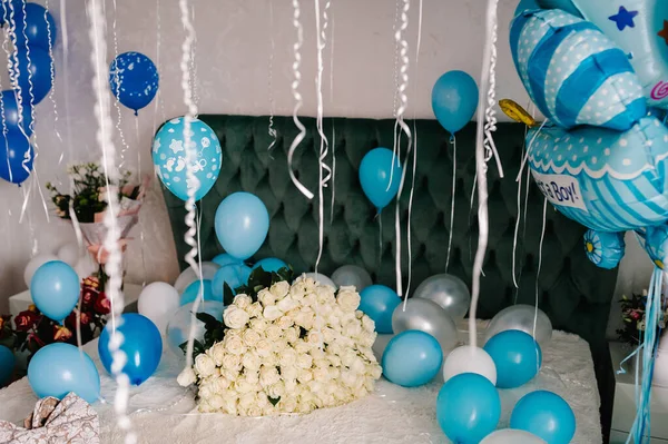 等待宝贝 宽敞而轻盈的婴儿卧室 有白色和蓝色的气球 婴儿淋浴派对的漂亮装饰 — 图库照片