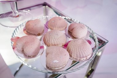 Doğum günü masasında tatlı, şeker ve tatlı var. Nefis bir karşılama. Uzayı kopyala Kutlama konsepti. Moda Şeker Çubuğu.