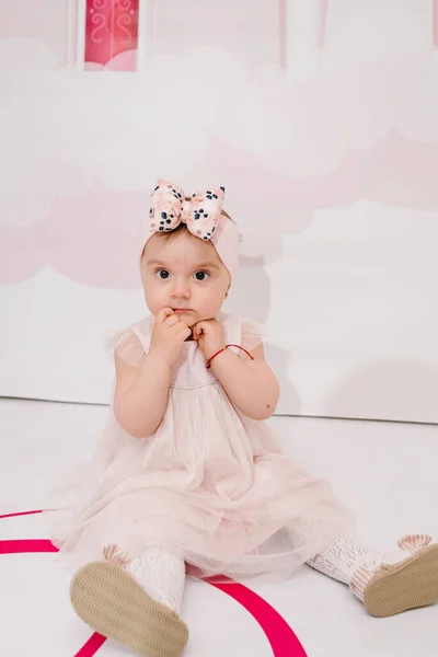 Портрет Малыша Светлом Фоне Маленькая Роскошная Принцесса Розовом Платье Концепция — стоковое фото