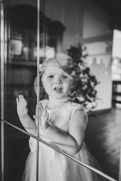 Egy Szomorú Kislány Néz Ablakon Egy Fiatal Gyerek Pózol Ablak — Stock Fotó