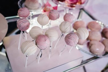 Lolipoplar. Doğum günü masasında tatlı, şeker ve tatlı var. Nefis bir karşılama. Uzayı kopyala Kutlama konsepti. Moda Şeker Çubuğu.