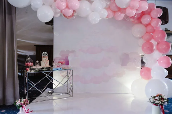 Υπέροχη Γαμήλια Δεξίωση Τούρτα Γενεθλίων Ένα Φόντο Μπαλόνια Διακόσμηση Κόμμα — Φωτογραφία Αρχείου