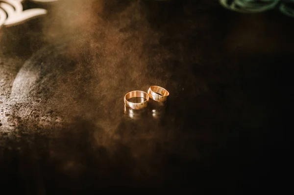 Két Gyönyörű Arany Jegygyűrű Sötét Háttérrel Férfi Nőgyűrű — Stock Fotó