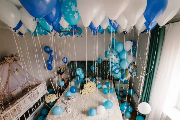 Ruime Lichte Babyslaapkamer Met Witte Blauwe Ballonnen Mooie Decoraties Voor — Stockfoto