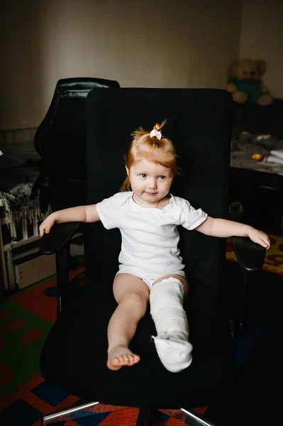 Törött Bal Láb Csont Vádli Boka Láb Vakolatban Kisgyermek Sín — Stock Fotó