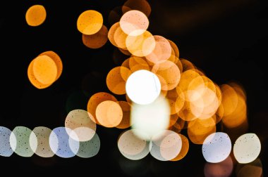 Bulanık Bokeh 'te yeni yılınız kutlu olsun. Kar yağışı afişleriyle birlikte. Sarı bokeh topları. Bokeh topları dokusu.